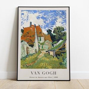 Pode incluir: Um pôster vintage com uma pintura de Vincent van Gogh intitulada "Rua em Auvers-sur-Oise". A pintura retrata uma rua ladeada por casas com telhados de telhas vermelhas, um caminho que leva a um campo de flores amarelas e um céu azul com nuvens brancas.