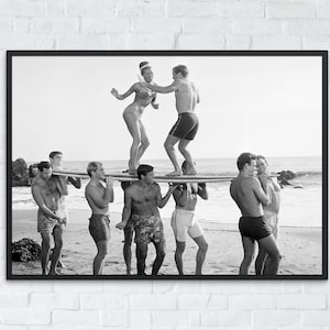 サーファーのビーチパーティープリント、白黒のビンテージ写真、夏のビーチハウスの装飾、レトロな壁アート、印刷可能なポスター、デジタルダウンロード