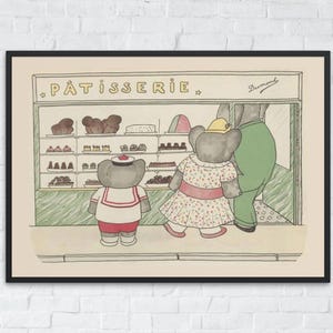 Puede incluir: Una ilustración vintage de tres osos grises de pie frente a una pastelería llamada "Pâtisserie". Los osos llevan diferentes atuendos y el escaparate de la tienda está lleno de pasteles.