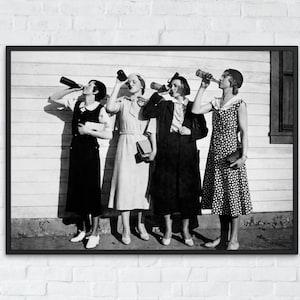飲酒している女性の写真、白黒のビンテージプリント、禁酒法時代の壁画、スピークイージーの装飾、バーカートのポスター、レトロな醸造所のデジタルダウンロード