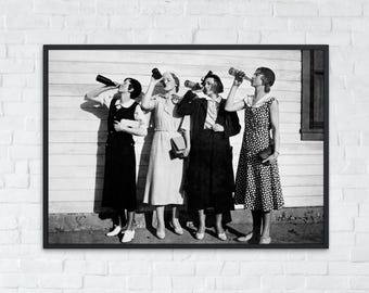 Kvinnor dricker foto, svartvitt vintagetryck, förbudsväggkonst, Speakeasy-dekor, barvagnsaffisch, digital nedladdning av retro bryggeri