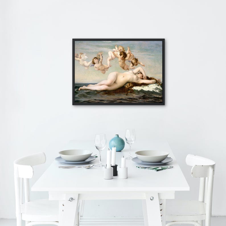Puede incluir: Una pintura enmarcada de una mujer desnuda tumbada sobre una ola con querubines volando sobre ella. La pintura est&aacute; colocada contra una pared blanca con una mesa y sillas blancas en primer plano.