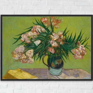 Puede incluir: Una pintura de un ramo de flores rosas y blancas en un jarrón azul. Las flores están dispuestas en un jarrón con un fondo verde. La pintura está en un marco negro.
