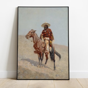 Op de afbeelding: Een schilderij van een man te paard, gekleed in traditionele Native American kleding. De man draagt een brede hoed en een lange, vloeiende robe. Het paard is bruin en heeft een lange, vloeiende manen. De achtergrond is een woestijnlandschap.
