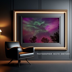 Pode incluir: Uma fotografia emoldurada da aurora boreal, uma exibição vibrante de luz verde e roxa no céu noturno. A foto é colocada sobre um fundo escuro e apresenta uma poltrona de couro preto em primeiro plano. O texto "PHOTOGRAPHER KEITH SHETZER" é visível abaixo da moldura.