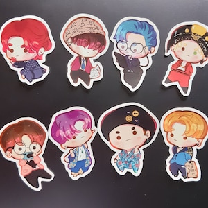 Puede incluir: Conjunto de 8 pegatinas de personajes de dibujos animados con diferentes personajes con diferentes peinados, ropa y accesorios. Las pegatinas están impresas sobre fondos blancos.