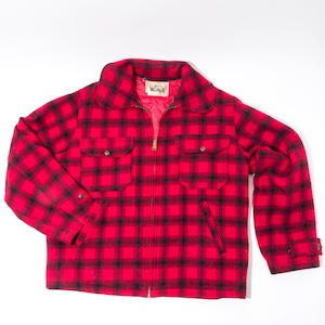 Peut inclure: Veste à carreaux rouges et noirs avec fermeture éclair complète, deux poches de poitrine et deux poches latérales. La veste a un col et des poignets boutonnés. La doublure intérieure est rouge. L'étiquette indique "Woolrich".