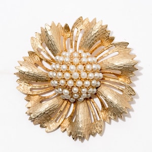 Broche de flor vintage, dorado con perlas artificiales, firmado por Weiss