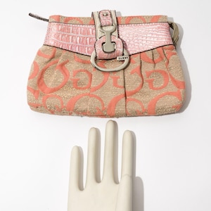 Bolso de mano Guess Y2K, de tela, color melocotón y rosa