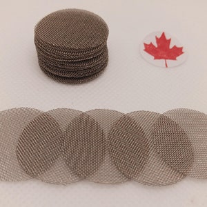 Puede incluir: Una pila de 12 pantallas metálicas redondas de color plateado, y 7 pantallas más dispuestas en fila. Las pantallas se utilizan para fumar.