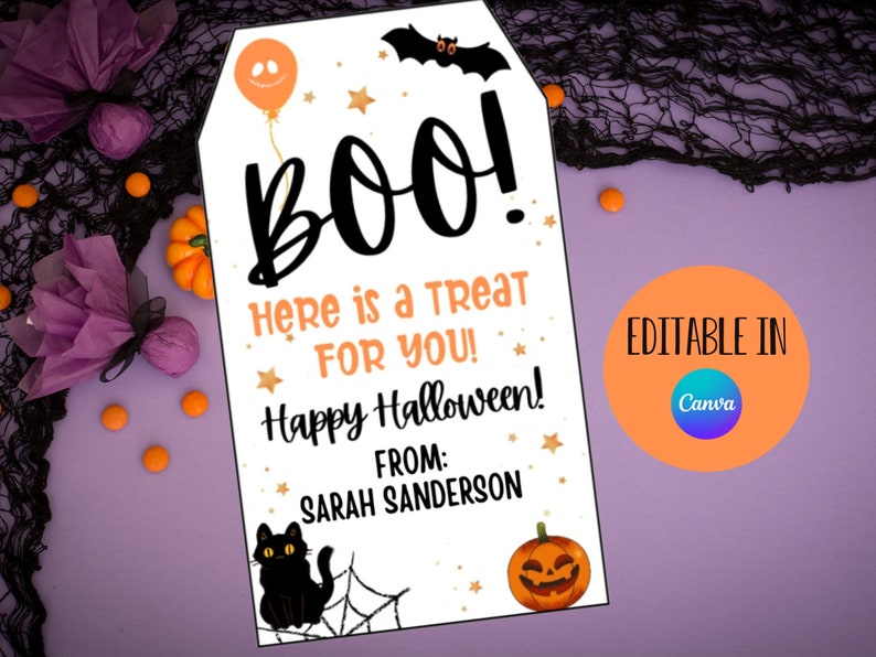 Peut inclure: Une &eacute;tiquette de sac de friandises d'Halloween imprimable avec un chat noir, une chauve-souris, une citrouille et des &eacute;toiles. L'&eacute;tiquette indique "BOO! Here is a treat for you! Happy Halloween! From: SARAH SANDERSON". L'&eacute;tiquette est modifiable dans Canva.