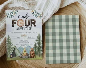 Peut inclure: Une carte à carreaux verts et blancs avec une invitation à un anniversaire sur le thème de la forêt. L'invitation indique "made FOUR adventure" et comprend les détails d'une fête au Camp Hudson le 11 mai à 14h00. RSVP avant le 1er mai.