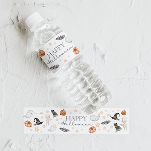 Könnte beinhalten: Zwei bedruckbare Wasserflaschenetiketten mit dem Text "Happy Halloween" und Halloween-Motiven, darunter Geister, Fledermäuse, Kürbisse und Sterne.