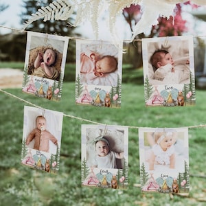 Op de afbeelding: Een set van zes printbare fotokaarten met een bos-thema. Elke kaart heeft een foto van een baby, een tent, een beer en een nummer van pasgeborene tot vijf. De kaarten zijn versierd met groene bomen, roze en witte tenten en bruine beren.