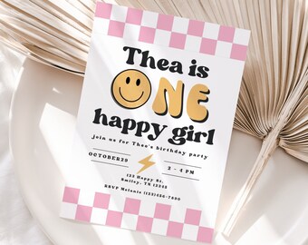 Könnte beinhalten: Eine rosa-weiße karierte Geburtstagseinladung mit dem Text "Thea is ONE happy girl" in schwarzer und goldener Schrift. Die Einladung enthält das Datum "OCTOBER 29", die Uhrzeit "2-4 PM" und die Adresse "123 Happy St. Smiley, TN 12348".