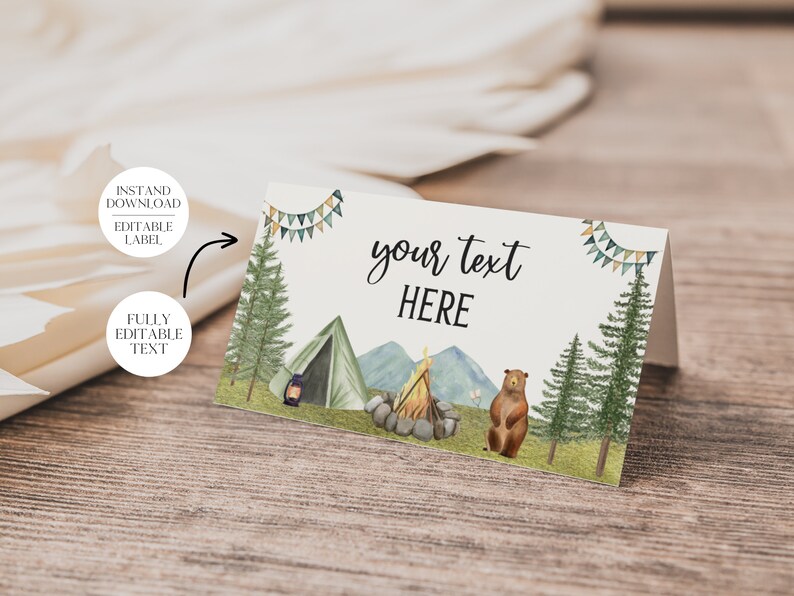 K&ouml;nnte beinhalten: Editierbare Platzkarte mit einem Waldcamping-Motiv. Die Karte zeigt ein gr&uuml;nes Zelt, ein Lagerfeuer, einen braunen B&auml;ren und Kiefern. Der Text "your text here" ist in Schwarz geschrieben.