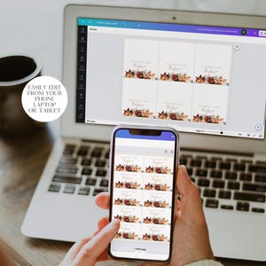Puede incluir: Una pantalla de computadora port&aacute;til que muestra una plantilla de dise&ntilde;o digital para etiquetas de regalo imprimibles con tem&aacute;tica oto&ntilde;al. El dise&ntilde;o presenta un arreglo floral con calabazas, hojas y bayas en tonos naranja, rojo y marr&oacute;n. El texto en las etiquetas dice "Gracias por hacer nuestro oto&ntilde;o incre&iacute;ble". La pantalla de un tel&eacute;fono muestra una vista previa del dise&ntilde;o con varias etiquetas.