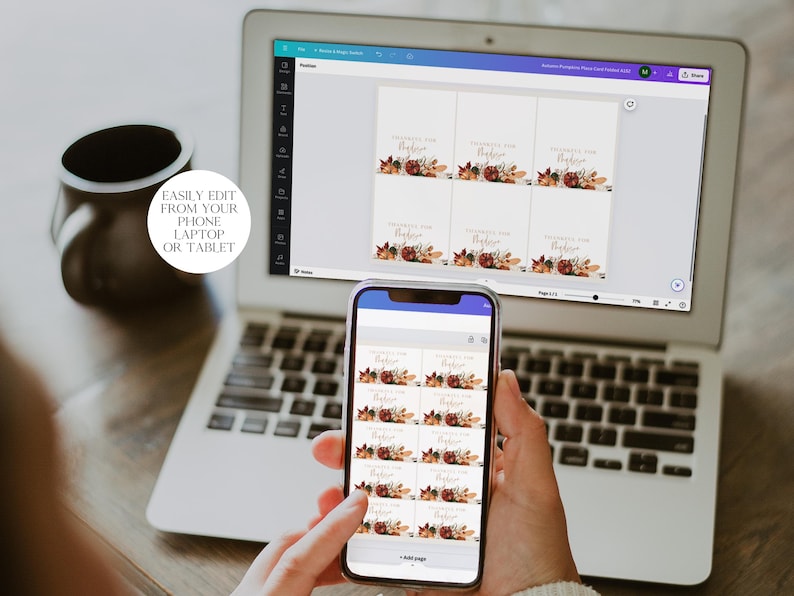Puede incluir: Una pantalla de computadora port&aacute;til que muestra una plantilla de dise&ntilde;o digital para etiquetas de regalo imprimibles con tem&aacute;tica oto&ntilde;al. El dise&ntilde;o presenta un arreglo floral con calabazas, hojas y bayas en tonos naranja, rojo y marr&oacute;n. El texto en las etiquetas dice "Gracias por hacer nuestro oto&ntilde;o incre&iacute;ble". La pantalla de un tel&eacute;fono muestra una vista previa del dise&ntilde;o con varias etiquetas.