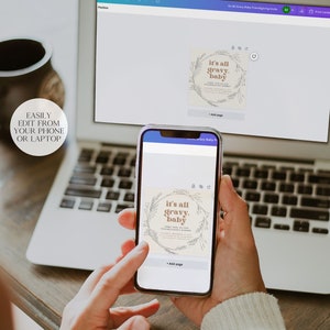 K&ouml;nnte beinhalten: Eine Person verwendet einen Laptop und ein Smartphone, um eine digitale Einladung mit einem floralen Design und dem Text "it's all gravy. baby" zu bearbeiten.