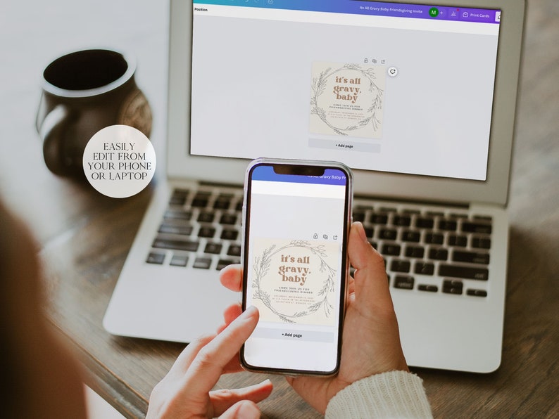 K&ouml;nnte beinhalten: Eine Person verwendet einen Laptop und ein Smartphone, um eine digitale Einladung mit einem floralen Design und dem Text "it's all gravy. baby" zu bearbeiten.