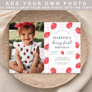 Może przedstawiać: Zaproszenie na pierwsze urodziny z zdjęciem i tekstem. Zaproszenie ma r&oacute;żowe tło w kratkę z ilustracjami truskawek. Tekst brzmi "Harper's berry first birthday". Dziecko ma na sobie str&oacute;j w truskawki.