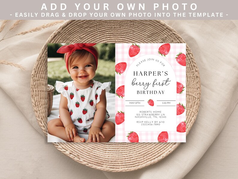 Może przedstawiać: Zaproszenie na pierwsze urodziny z zdjęciem i tekstem. Zaproszenie ma r&oacute;żowe tło w kratkę z ilustracjami truskawek. Tekst brzmi "Harper's berry first birthday". Dziecko ma na sobie str&oacute;j w truskawki.