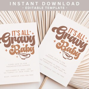 Op de afbeelding: Twee printbare uitnodigingen voor een Thanksgiving-diner met een retro-lettertypeontwerp. De uitnodigingen bevatten de tekst "It's All Gravy Baby" met een juskan-afbeelding. De tekst bevat de datum, tijd en locatie van het diner.