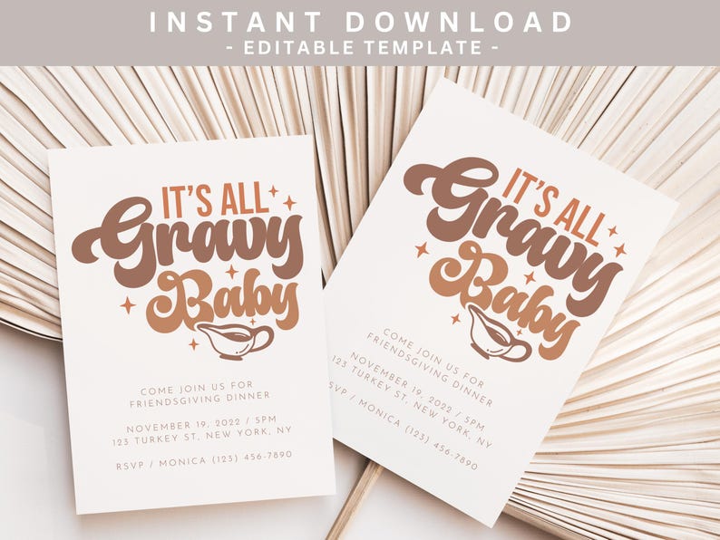 Op de afbeelding: Twee printbare uitnodigingen voor een Thanksgiving-diner met een retro-lettertypeontwerp. De uitnodigingen bevatten de tekst "It's All Gravy Baby" met een juskan-afbeelding. De tekst bevat de datum, tijd en locatie van het diner.