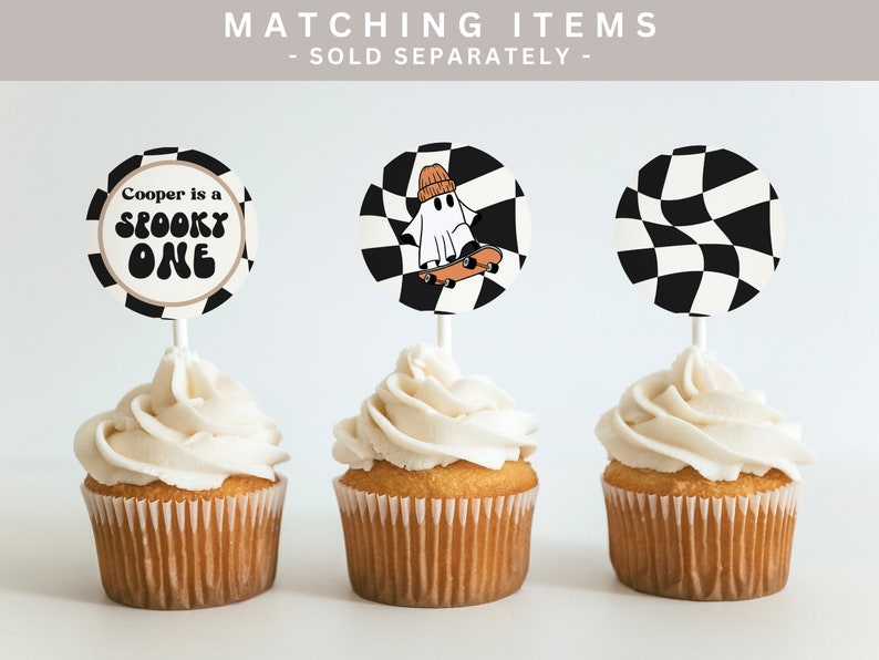 K&ouml;nnte beinhalten: Drei Cupcakes mit wei&szlig;em Frosting und schwarz-wei&szlig;en karierten Cupcake-Toppern. Ein Topper sagt "Cooper is a spooky one" und hat ein schwarz-wei&szlig;es Karomuster. Ein weiterer Topper zeigt ein Gespenst mit M&uuml;tze, das auf einem Skateboard f&auml;hrt. Der dritte Topper ist ein schwarz-wei&szlig;es Karomuster.