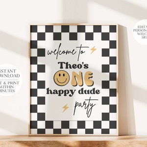 Puede incluir: Un cartel de bienvenida a cuadros blanco y negro con el texto "welcome to Theo's ONE happy dude party" en letras doradas y negras. Una cara sonriente est&aacute; por encima de la palabra "ONE".