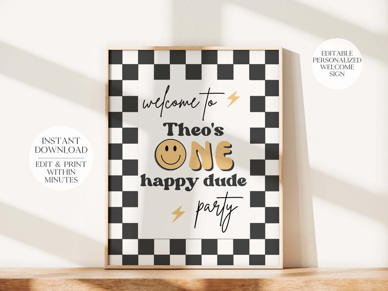 Puede incluir: Un cartel de bienvenida a cuadros blanco y negro con el texto "welcome to Theo's ONE happy dude party" en letras doradas y negras. Una cara sonriente est&aacute; por encima de la palabra "ONE".