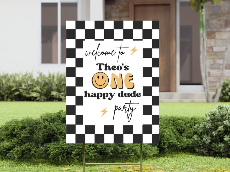 Puede incluir: Un cartel a cuadros blanco y negro con el texto "welcome to Theo's ONE happy dude party" en amarillo y negro. Una cara sonriente est&aacute; en el centro del cartel.