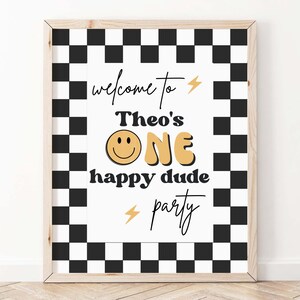 Puede incluir: Un cartel blanco con texto negro y una cara sonriente amarilla. El texto dice "welcome to Theo's ONE happy dude party". El cartel tiene un fondo a cuadros blanco y negro.