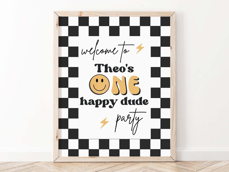 Puede incluir: Un cartel blanco con texto negro y una cara sonriente amarilla. El texto dice "welcome to Theo's ONE happy dude party". El cartel tiene un fondo a cuadros blanco y negro.