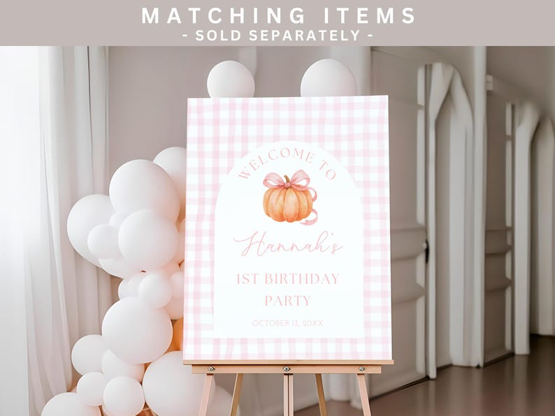 Puede incluir: Un letrero de bienvenida a cuadros rosas para una fiesta de 1er cumplea&ntilde;os. El letrero presenta una calabaza de acuarela con un lazo rosa y el texto "Bienvenida a la 1&ordf; fiesta de cumplea&ntilde;os de Hannah". El letrero est&aacute; en un caballete de madera.