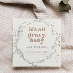 K&ouml;nnte beinhalten: Eine wei&szlig;e Karte mit einem braunen Blumenkranz und dem Text "it's all gravy, baby" in brauner Schrift. Die Karte enth&auml;lt auch den Text "Come join us for Friendsgiving Dinner" und Details zur Veranstaltung.