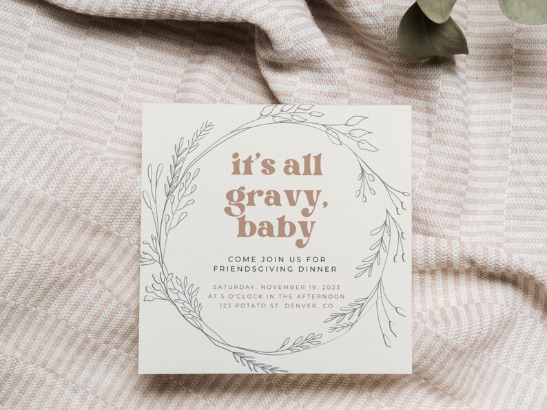 K&ouml;nnte beinhalten: Eine wei&szlig;e Karte mit einem braunen Blumenkranz und dem Text "it's all gravy, baby" in brauner Schrift. Die Karte enth&auml;lt auch den Text "Come join us for Friendsgiving Dinner" und Details zur Veranstaltung.