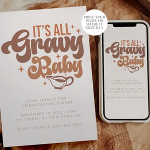 Op de afbeelding: Een witte uitnodigingskaart met bruine tekst die "It's All Gravy Baby" luidt en details bevat voor een Friendsgiving-diner. De uitnodiging bevat de datum, tijd, adres en RSVP-informatie. De kaart wordt naast een witte smartphone met hetzelfde ontwerp weergegeven.