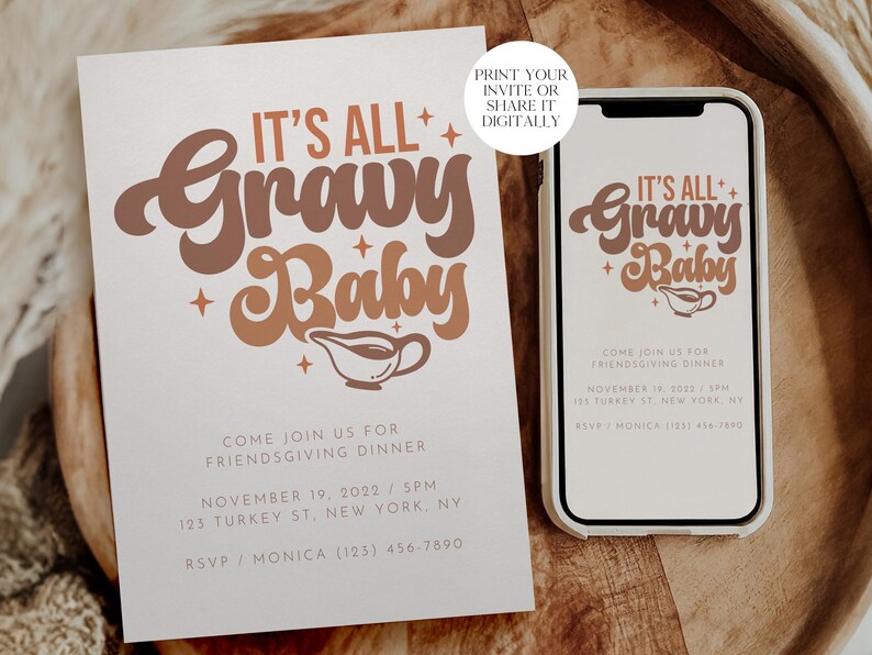 Op de afbeelding: Een witte uitnodigingskaart met bruine tekst die "It's All Gravy Baby" luidt en details bevat voor een Friendsgiving-diner. De uitnodiging bevat de datum, tijd, adres en RSVP-informatie. De kaart wordt naast een witte smartphone met hetzelfde ontwerp weergegeven.