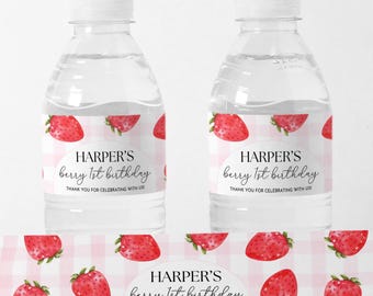 Puede incluir: Etiquetas para botellas de agua con un patrón de cuadros rosa y blanco y fresas de acuarela. Las etiquetas incluyen el texto "HARPER'S berry 1st birthday" con un mensaje de agradecimiento.