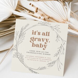 K&ouml;nnte beinhalten: Eine beige Einladungskarte mit einem schwarzen und wei&szlig;en floralen Kranzdesign. Der Text "it's all gravy, baby" ist in brauner Schrift geschrieben. Die Einladung ist f&uuml;r ein Friendsgiving-Dinner am Samstag, den 19. November 2023, um 17:00 Uhr in der 123 Potato St. Denver, CO.