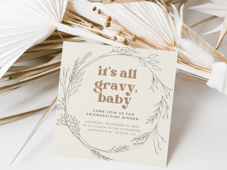 K&ouml;nnte beinhalten: Eine beige Einladungskarte mit einem schwarzen und wei&szlig;en floralen Kranzdesign. Der Text "it's all gravy, baby" ist in brauner Schrift geschrieben. Die Einladung ist f&uuml;r ein Friendsgiving-Dinner am Samstag, den 19. November 2023, um 17:00 Uhr in der 123 Potato St. Denver, CO.