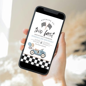 Puede incluir: Una invitaci&oacute;n de cumplea&ntilde;os azul y blanca con un fondo a cuadros. La invitaci&oacute;n dice "Growing Up. Two Fast" y "Race on over to celebrate Hudson's 2nd Birthday". Hay un coche de carreras de dibujos animados con el n&uacute;mero 2 en &eacute;l.