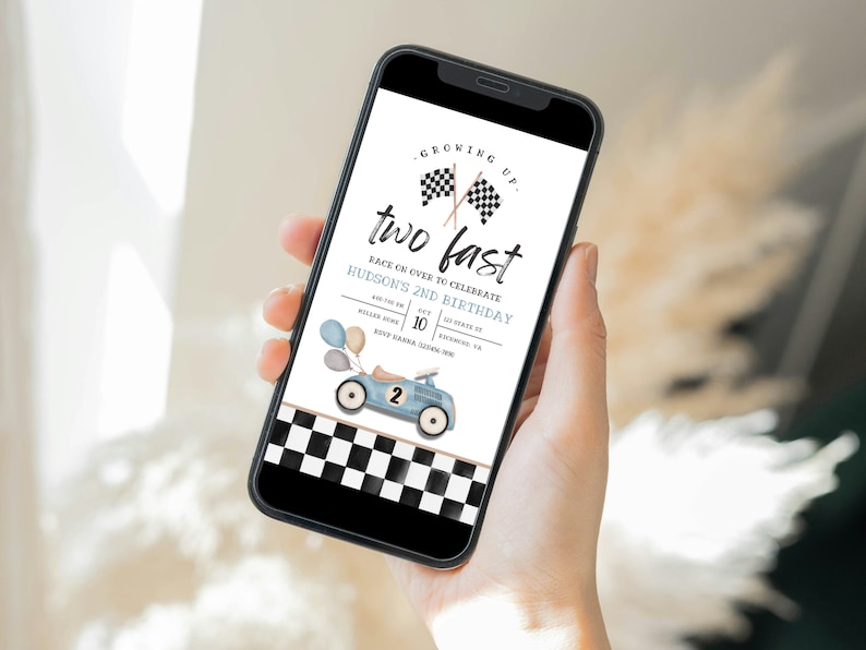 Puede incluir: Una invitaci&oacute;n de cumplea&ntilde;os azul y blanca con un fondo a cuadros. La invitaci&oacute;n dice "Growing Up. Two Fast" y "Race on over to celebrate Hudson's 2nd Birthday". Hay un coche de carreras de dibujos animados con el n&uacute;mero 2 en &eacute;l.