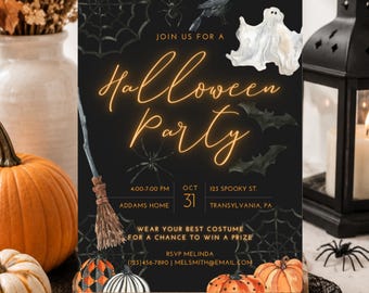 Könnte beinhalten: Eine schwarze Halloween-Party-Einladungskarte mit orangefarbenem Text im Neon-Stil, der JOIN US FOR A Halloween Party lautet. Das Design enthält Aquarellillustrationen von einem Spinnennetz, einer Spinne, einer Krähe, einem Geist, Fledermäusen, einem Besen und Kürbissen.