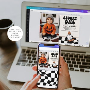 K&ouml;nnte beinhalten: Auf dem Bildschirm eines Laptops ist eine digitale Einladung zu einer Kindergeburtstagsparty zu sehen. Die Einladung ist Halloween-themed und zeigt ein Gespenst, das auf einem Skateboard auf einem karierten Hintergrund f&auml;hrt. Der Text auf der Einladung lautet "Spooky One" und "Cooper's 1st Birthday". Auf dem Bildschirm eines Smartphones ist eine Nahaufnahme des karierten Hintergrunds zu sehen.