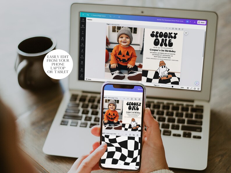 K&ouml;nnte beinhalten: Auf dem Bildschirm eines Laptops ist eine digitale Einladung zu einer Kindergeburtstagsparty zu sehen. Die Einladung ist Halloween-themed und zeigt ein Gespenst, das auf einem Skateboard auf einem karierten Hintergrund f&auml;hrt. Der Text auf der Einladung lautet "Spooky One" und "Cooper's 1st Birthday". Auf dem Bildschirm eines Smartphones ist eine Nahaufnahme des karierten Hintergrunds zu sehen.