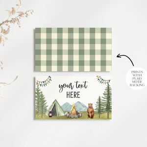 K&ouml;nnte beinhalten: Druckbare Karte zum Thema Camping mit gr&uuml;nem kariertem Hintergrund. Die Karte zeigt eine Aquarell-Illustration eines Lagerfeuers, eines Zeltes und eines B&auml;ren in einer Waldlandschaft. Der Text "your text here" ist in Schwarz auf der Karte geschrieben.