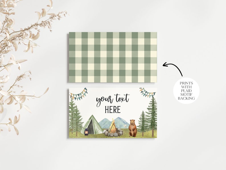 K&ouml;nnte beinhalten: Druckbare Karte zum Thema Camping mit gr&uuml;nem kariertem Hintergrund. Die Karte zeigt eine Aquarell-Illustration eines Lagerfeuers, eines Zeltes und eines B&auml;ren in einer Waldlandschaft. Der Text "your text here" ist in Schwarz auf der Karte geschrieben.