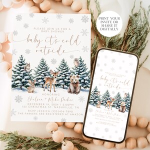Puede incluir: Una invitaci&oacute;n de baby shower blanca con un tema de bosque de invierno. La invitaci&oacute;n presenta una escena de bosque nevado con animales como un ciervo, un oso y una ardilla. El texto de la invitaci&oacute;n dice "baby it's cold outside".